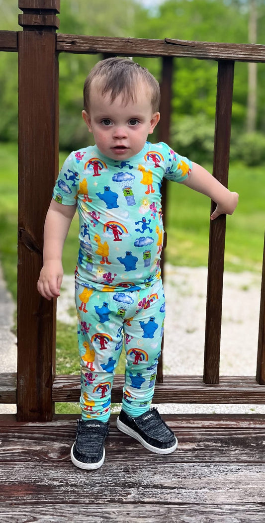 “neighborhood friends ”- 2 piece pj set SHORT SLEEVES